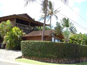 una casa con una siepe di fronte a un edificio di Maui What a Wonderful World Bed & Breakfast a Wailea