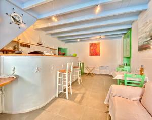 Foto dalla galleria di Seafront - Harbour view , Pitini 1 a Sými