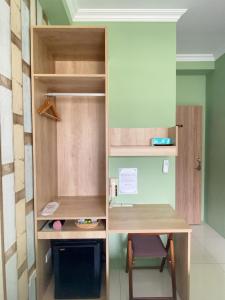 een kamer met een bureau en een plank bij 108 House Inn in Tainan