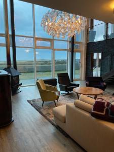 モスフェットルスバイルにあるPrivate luxury Villaのリビングルーム(ソファ、椅子、シャンデリア付)