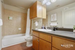 y baño con lavabo, aseo y bañera. en Fully Equipped w Stylish Design and Free Parking, en Austin