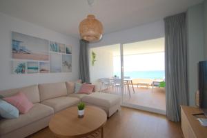 uma sala de estar com um sofá e uma mesa em SEASIGHT APARTMENT CALACEITE em Torrox Costa