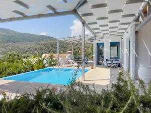 een villa met een zwembad en uitzicht bij Villa Saphora Sea Front Villa in Évyiros