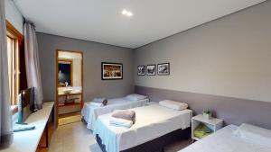 Habitación con 2 camas y lavamanos en Studio 4 Pinheiros by Oba, en São Paulo