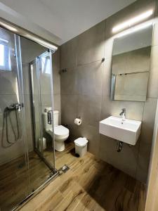 ティロスにあるMouragio Apartmentsのバスルーム(トイレ、洗面台、シャワー付)