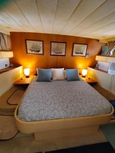 Boat Sirio في سان ميغيل ذي أبونا: سرير في غرفة بطاولتين ومصباحين