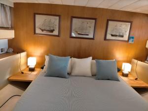 Boat Sirio في سان ميغيل ذي أبونا: غرفة نوم بسرير كبير فيها مصباحين