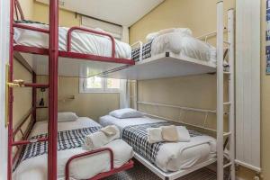 マドリードにあるMadrid Center Superior Locationの小さなドミトリールームの二段ベッド2台分です。