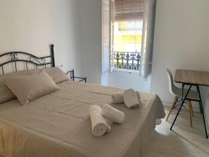 1 dormitorio con 1 cama con toallas en Rest Valencia, en Valencia