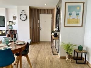 Virtuve vai virtuves zona naktsmītnē Appt Vue Mer Exceptionnelle Triple Expo - 70m 2ch - Rénové