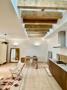 cocina con mesa y sillas en una habitación en L’appartement 39, en Lons-le-Saunier