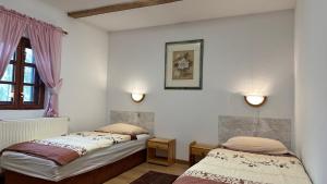 Stara KamienicaにあるIwenicaのベッドルーム1室(ベッド2台、窓付)