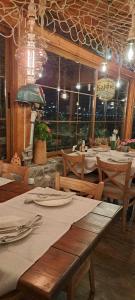 En restaurant eller et andet spisested på Eke Irin Apartments