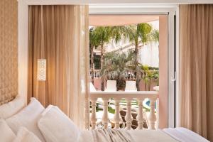 sypialnia z łóżkiem i balkonem w obiekcie Maison Carla Rosa Cannes w Cannes +37 zdjęć