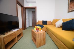 En TV eller et underholdningssystem på Apartmani Čarolija