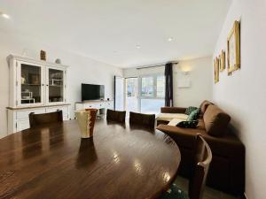 TV a/nebo společenská místnost v ubytování Brisa CostaBravaSi