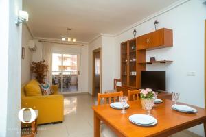 ein Wohnzimmer mit einem Tisch und einem Esszimmer in der Unterkunft HOLIDAY VISTA MAR II in Oropesa del Mar