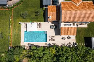 Bazén v ubytovaní Villa Alloro Muntrilj with pool alebo v jeho blízkosti