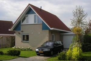 a black car parked in front of a house at Ark in Terherne