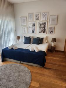Villa Mar في ترويا: غرفة نوم مع سرير أبيض كبير مع وسائد زرقاء