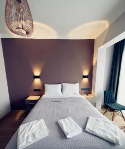 1 dormitorio con 1 cama grande y 2 almohadas en Terrace Guesthouse, en Estambul
