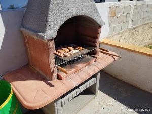 um forno de tijolos com um monte de cachorros quentes dentro em Studio apartman I mali apartman em Vir
