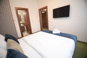 En eller flere senger på et rom på Apartmani Čarolija
