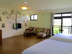 礁溪鄉的住宿－田念民宿，一间卧室配有一张床、一张沙发和一台电视。