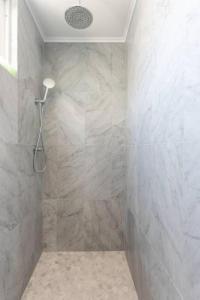 y baño con ducha con cabezal de ducha. en CLIFFSIDE: BONDI BEACH, en Sídney