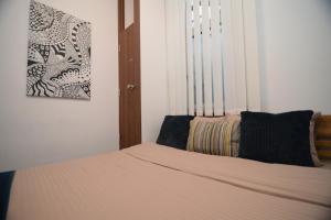 En eller flere senger på et rom på Apartmani Čarolija