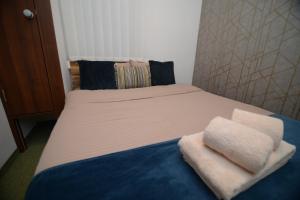En eller flere senger på et rom på Apartmani Čarolija