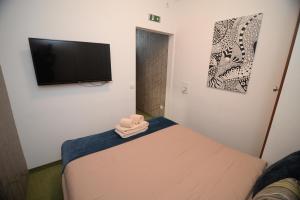 En eller flere senger på et rom på Apartmani Čarolija