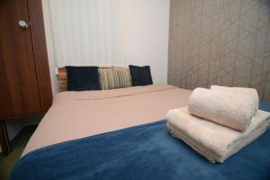 En eller flere senger på et rom på Apartmani Čarolija