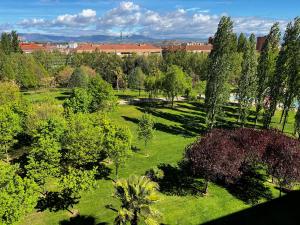 Hotel Logroño في لوغرونيو: اطلالة علوية على حديقة بها اشجار وشجيرات