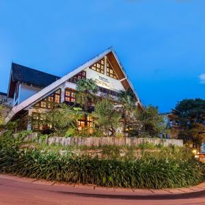 サパにあるMaison de Sapa Villaの植物がたくさん立ち並ぶ建物