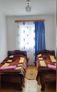twee bedden in een kamer met een raam bij Guest house Data in Ushguli