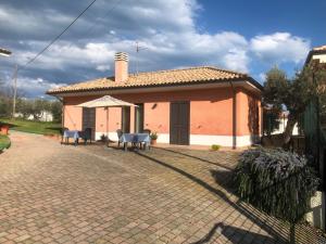 a small house with two chairs and a patio at Agriturismo L'Erpice in Francavilla al Mare