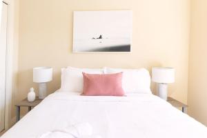 سرير أو أسرّة في غرفة في Downtown Osprey Condo at Waterscapes