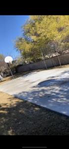 ラスベガスにあるLuxury Home with private pool and full size basketball courtの木とバスケットボールのフープのある通り