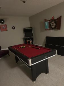 een woonkamer met een pooltafel en een klok bij Luxury Home with private pool and full size basketball court in Las Vegas