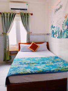 Giường trong phòng chung tại Phu Quy Hotel