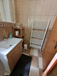 W łazience znajduje się umywalka i lustro. w obiekcie Apartments Bosnjak w Szybeniku