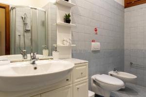 een witte badkamer met een wastafel en een toilet bij Art Dreams Apartment Dimora Casanova in Venetië