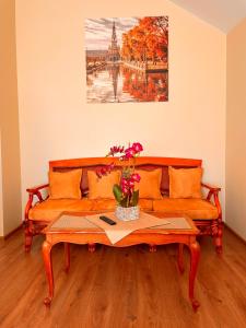 uma sala de estar com um sofá e uma mesa com flores em SPA&Hotel MŪSA PARADISE em Bauska
