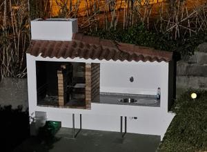 Chalet sobre playa canelas, EN SANXENXO في سانكسينكسو: نموذج لبيت الكلاب مع حوض