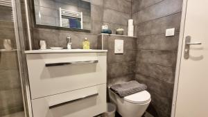 Łazienka w obiekcie Le SMART - Parking - Terrasse - Wifi - Mulhouse - Relax BNB