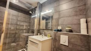 Łazienka w obiekcie Le SMART - Parking - Terrasse - Wifi - Mulhouse - Relax BNB