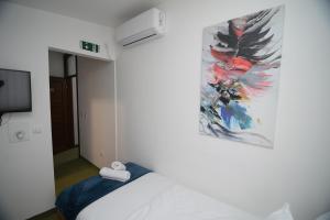 En eller flere senger på et rom på Apartmani Čarolija