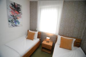 En eller flere senger på et rom på Apartmani Čarolija