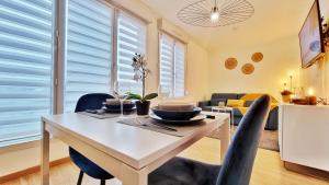 Telewizja i/lub zestaw kina domowego w obiekcie Le SMART - Parking - Terrasse - Wifi - Mulhouse - Relax BNB